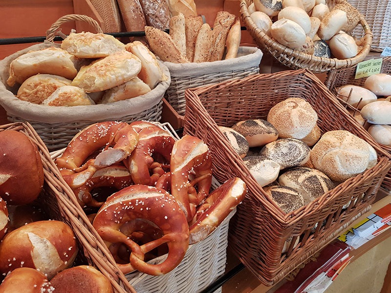 Auswahl frischer Backwaren der Bäckerei Wörle